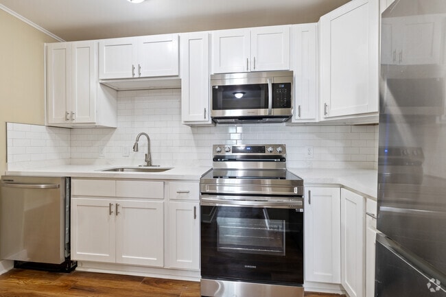 3BR, 2BA - 1,100SF - Kitchen - The Vue