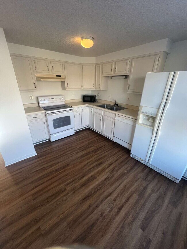 Building Photo - Charming 3-Level Townhome in Prime North Stafford Location