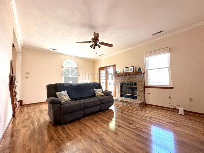 Building Photo - 400 Greenview Dr