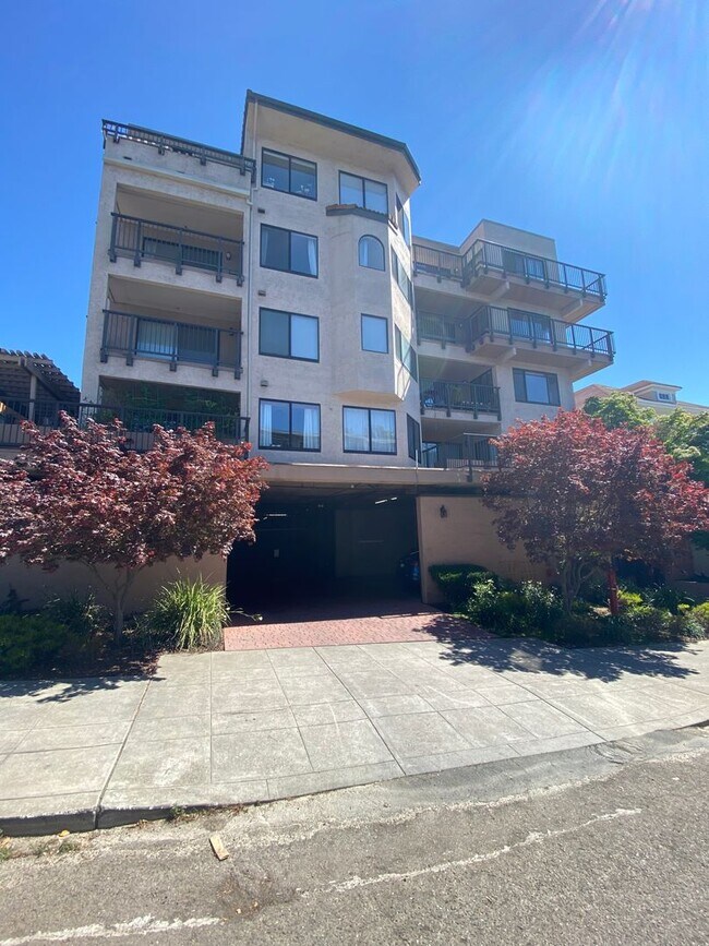 Building Photo - Amazing Cleveland Heights, 1 Block East of Lake Merritt with views of the lake