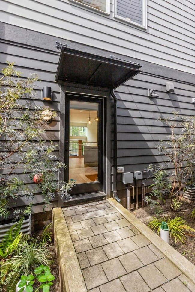 Building Photo - ULTRA-MODERN Townhome w/AC and Views in the Heart of Eastlake!