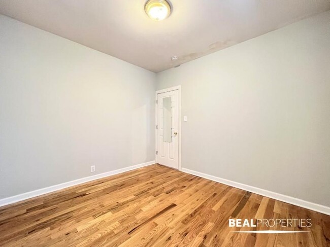 Building Photo - 1 bedroom in CHICAGO IL 60613