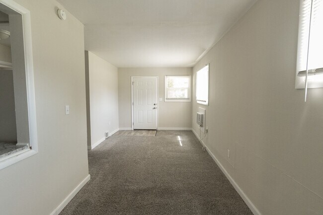 Building Photo - 1027 Southpark Dr