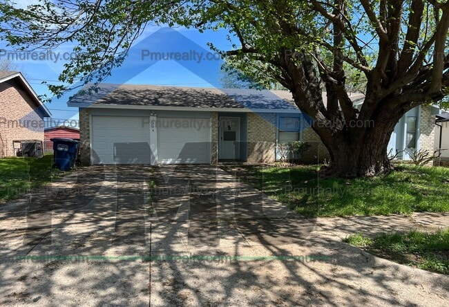Primary Photo - AVAILABLE NOW!!! Charming 3 Bed 1.5 Bath i...