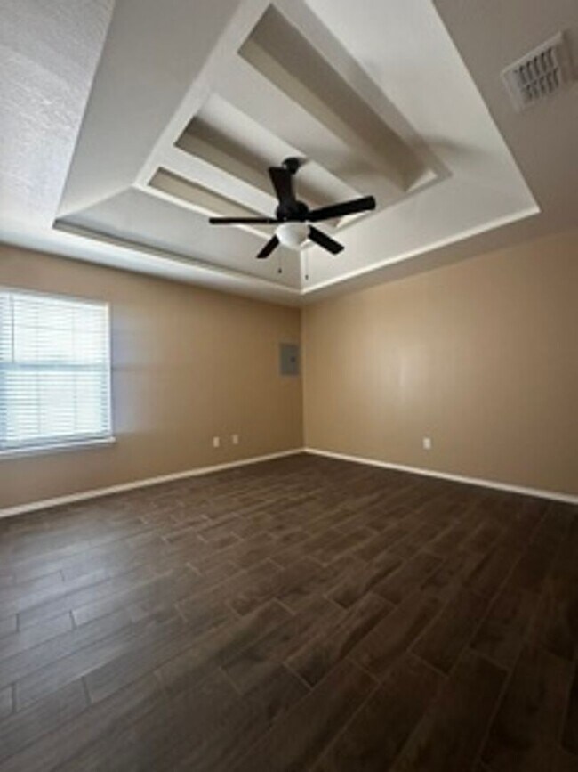 Building Photo - 1002 Lexington Cir