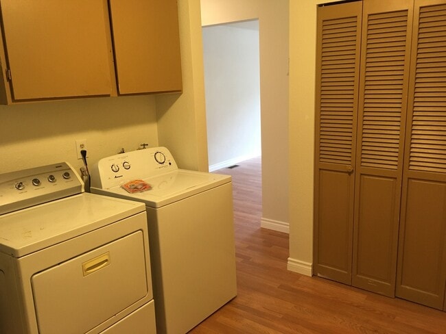 Building Photo - Charming 2 Bedroom 1 Bath Home