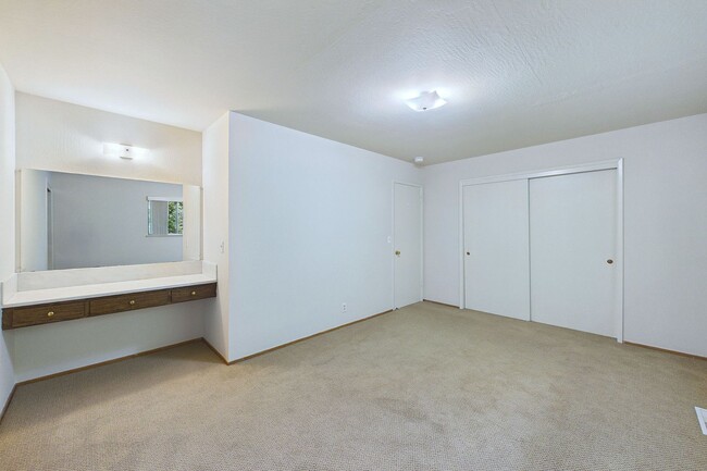 Building Photo - 1333 Regent St