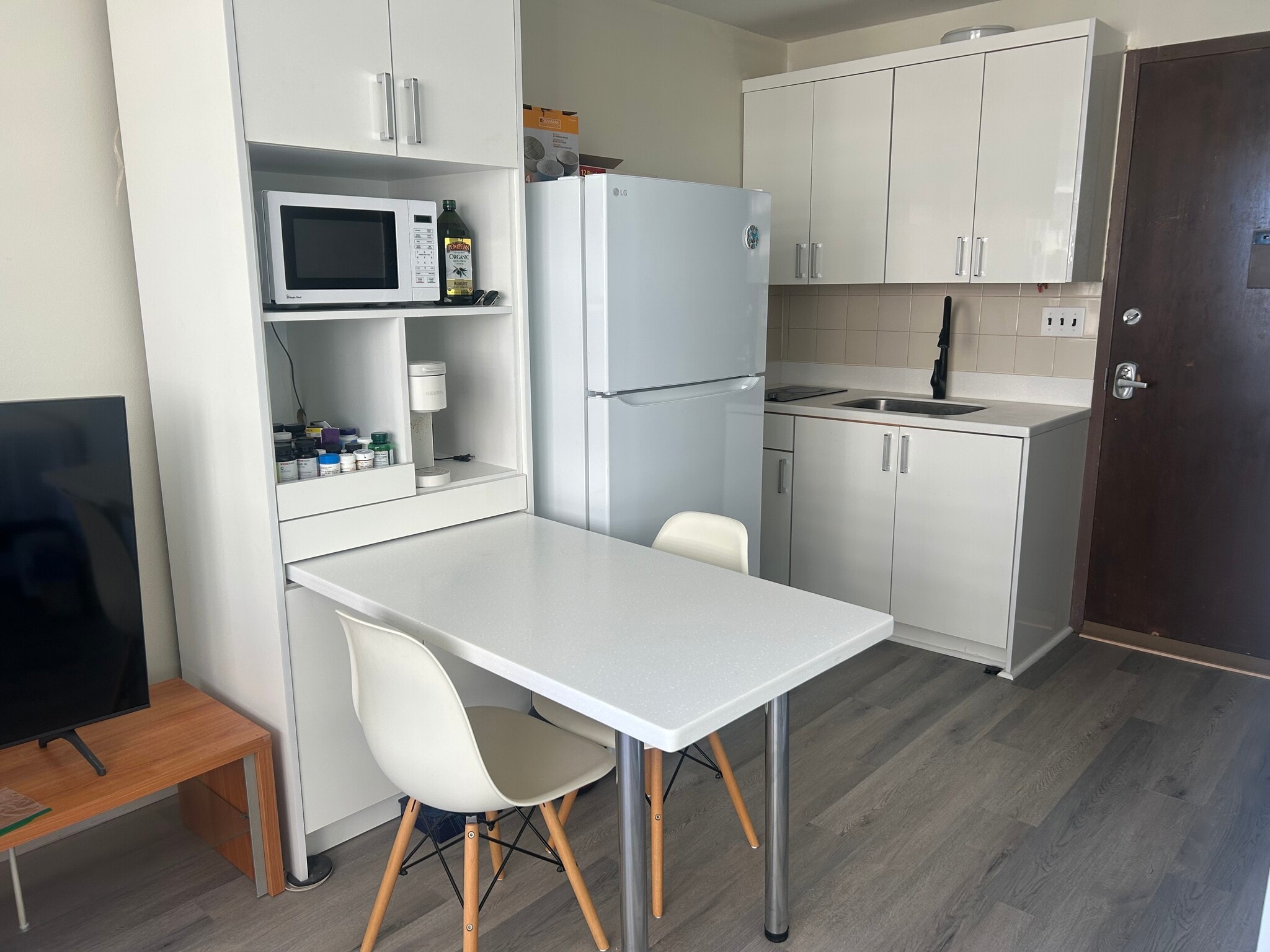 Kitchen area - 1560 Kanunu St
