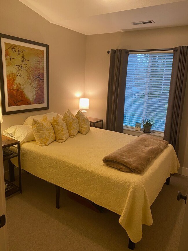 Building Photo - Bright Bull Mountain Townhome - Hardwoods, Granite, Private Patio, Garage, and more!