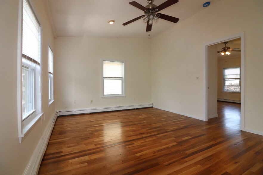 Building Photo - 13 Vinton St