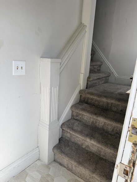 Landing/ Private Entrance - 1139 11th St N