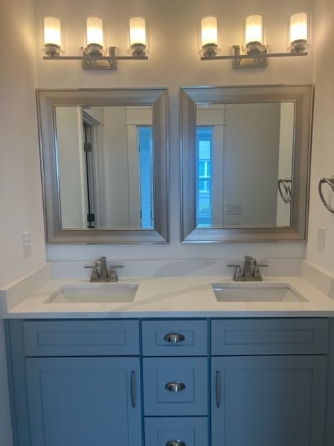 Building Photo - Stunning 3BR/3.5BA with 2+ car attached ga...