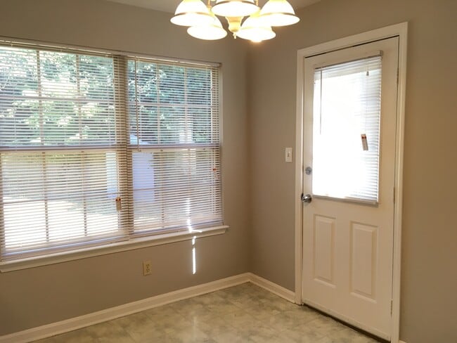 Building Photo - Lovely Townhouse! Fresh Paint, New Carpet, All Electric!  W/D Included, Privacy Fenced Backyard