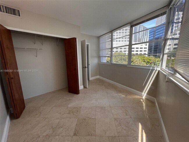 Building Photo - 825 Brickell Bay Dr