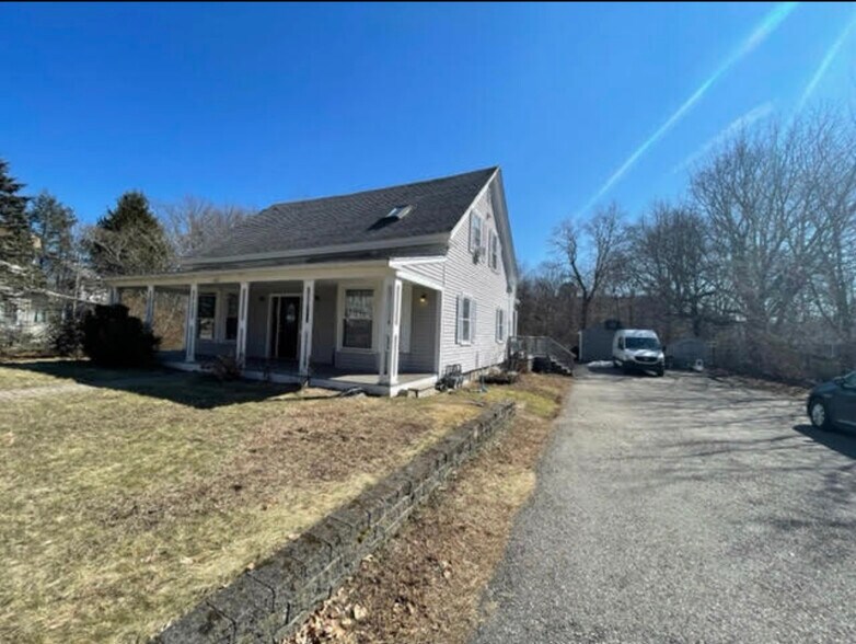 Large driveway for off-road parking/ storage - 647 N Main St