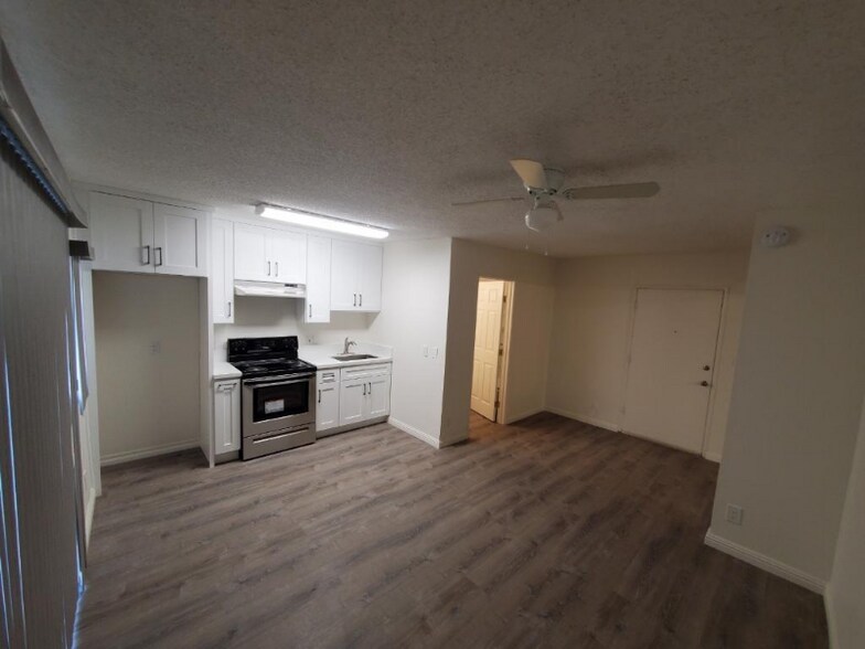 Building Photo - 13059 Oxnard St