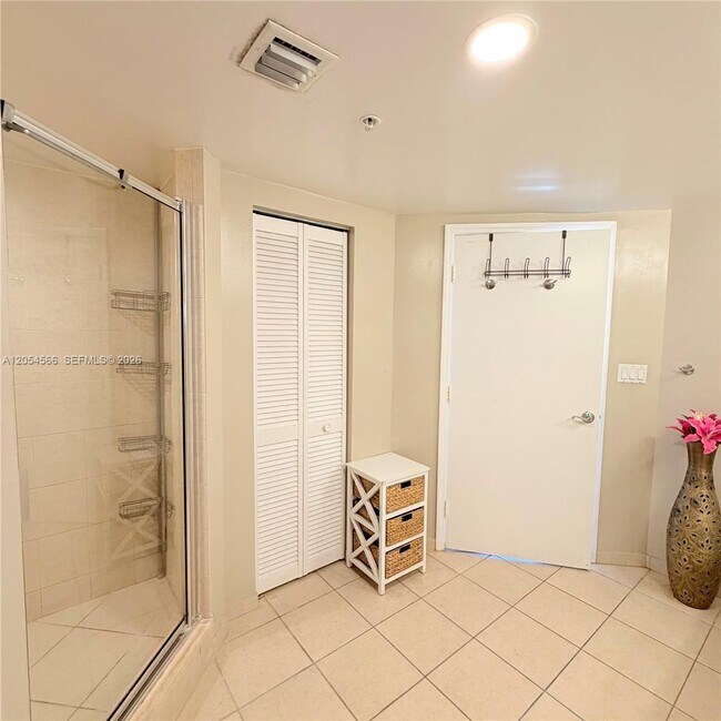 Building Photo - 16699 Collins Ave