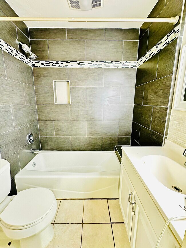 Building Photo - 617 S Shelton St