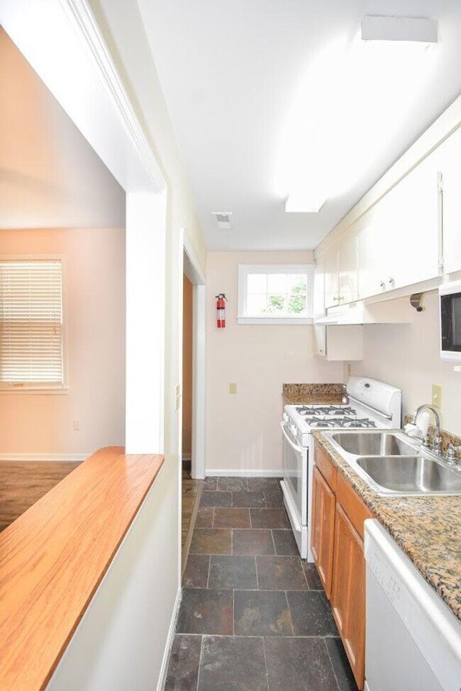 Building Photo - 7 1/2 Kracke Street - Apt D