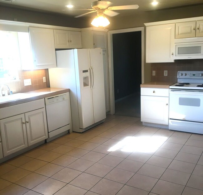 Building Photo - PRE-LEASING FOR AUG 10TH MOVE-IN! - 4 BED/2BATH HOUSE