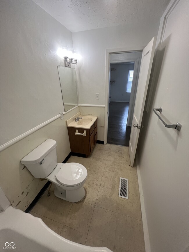 Building Photo - 702 W 23rd St