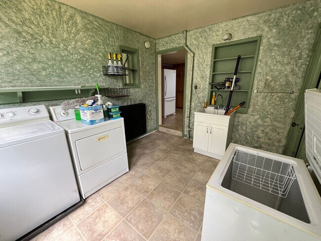 Building Photo - Spacious 4-5 Bedroom, 1.5 Bathroom 2-Story...
