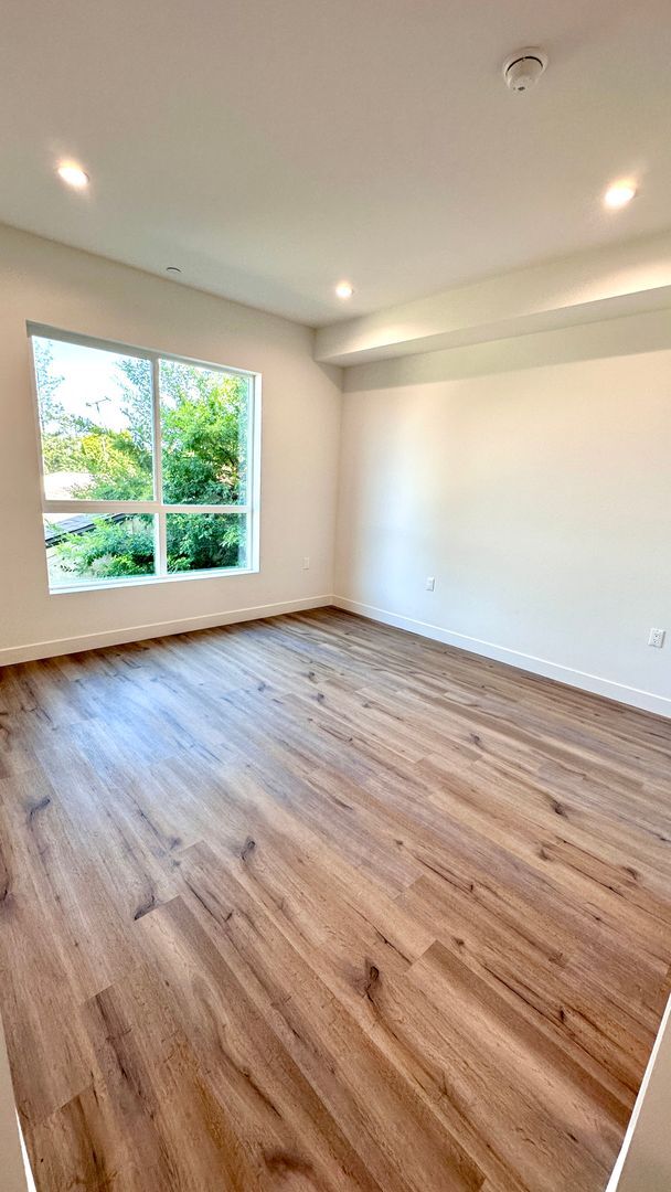Building Photo - Spacious 3-Bedroom Low-Income Unit – Conte...
