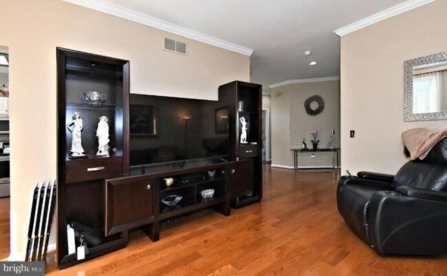 Building Photo - 235 Pinecrest Ln