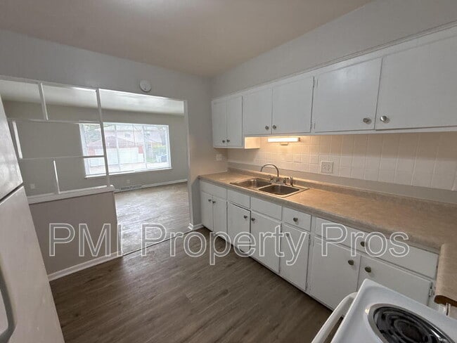 Building Photo - 7701 W Hampton Ave