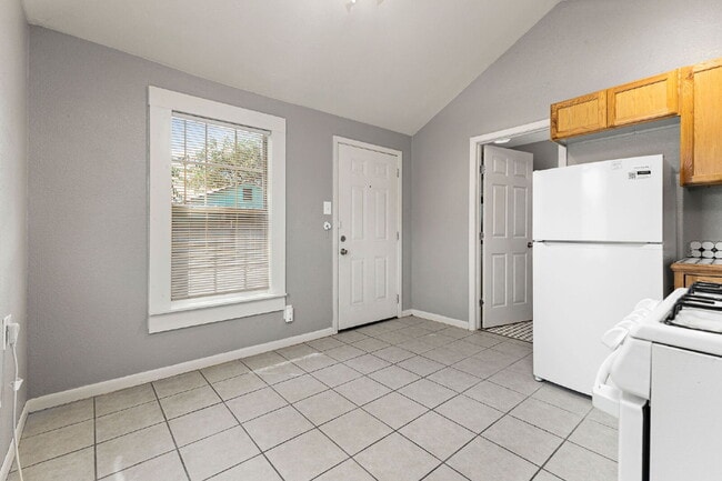 Building Photo - 330 Gem Ln