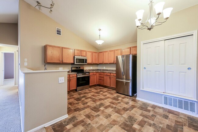 Building Photo - Spacious, Updated 2BR / 2 BA Condo in Gated Community!