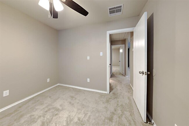 Building Photo - 804 Lovebug Ln