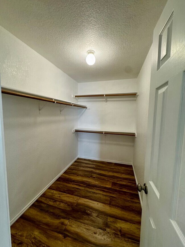 Building Photo - Spacious 4 Bedroom 2 Bath