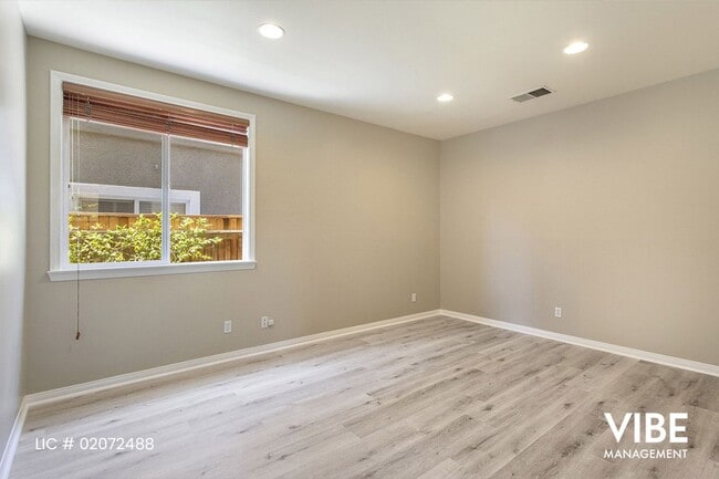 Building Photo - Spacious 3 bedroom plus office in Desirabl...