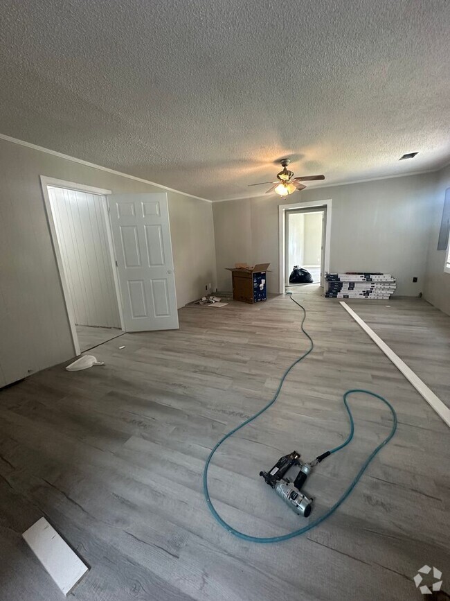 Building Photo - 4 Bed/2 Bath House UNDER RENOVATIONS