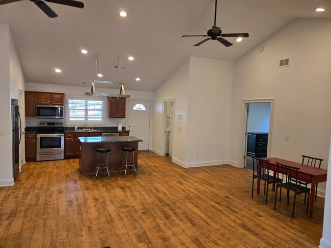 Building Photo - 802 W Longleaf Dr