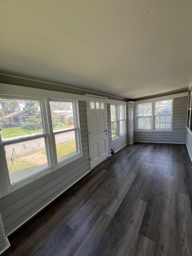 Building Photo - Newly Renovated 2 bedroom / 1 bathroom hou...