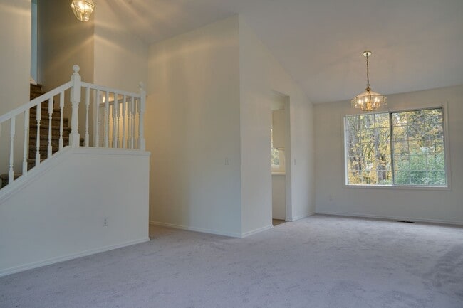 Building Photo - Renton Multi-level home