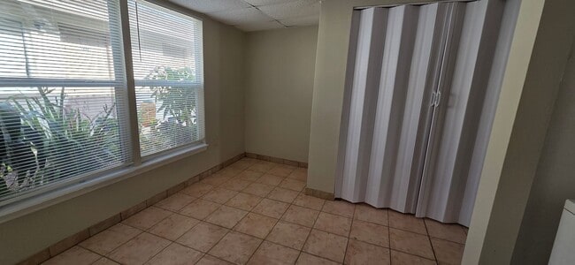 Building Photo - 2/1 Home in suberb location, pet friendly!