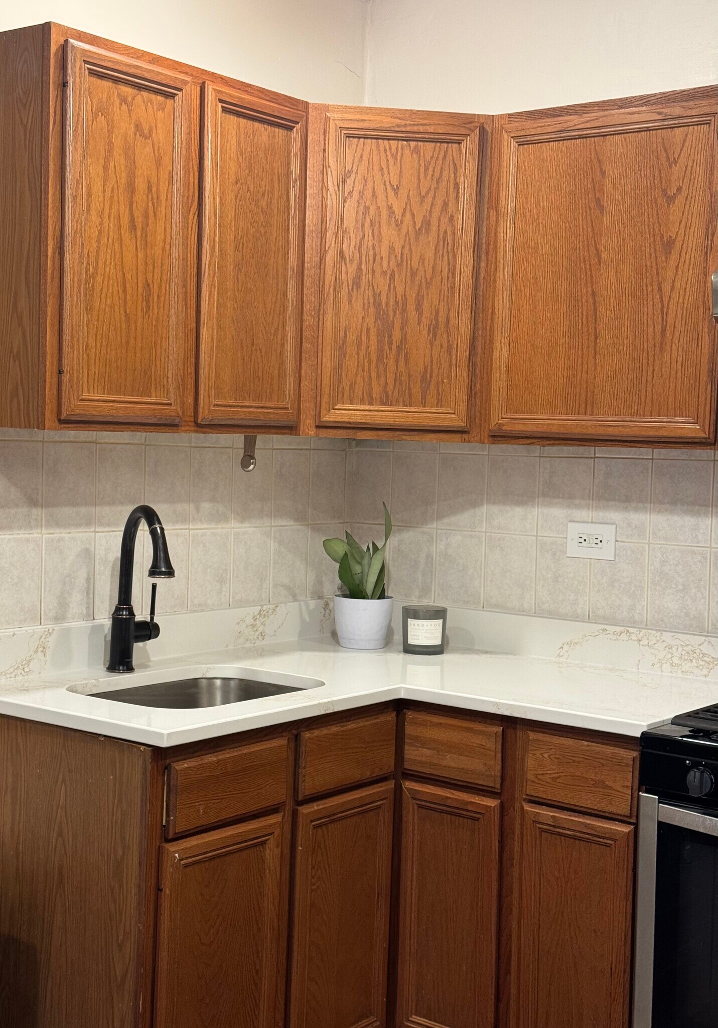 Kitchen - 2525 S Whipple St