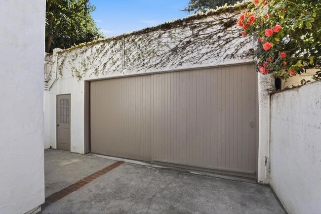 Building Photo - 566 E Crescent Dr