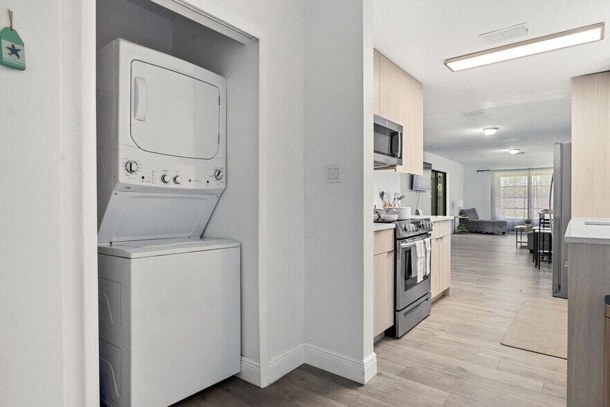 Building Photo - 919 Ave S SE