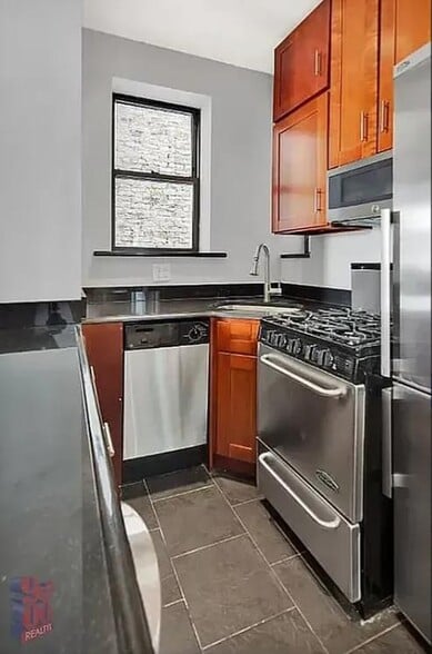 Building Photo - 248 Mott St