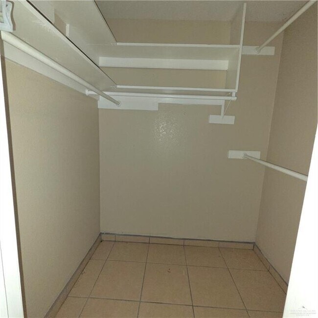 Building Photo - 26 Lago Vista Dr