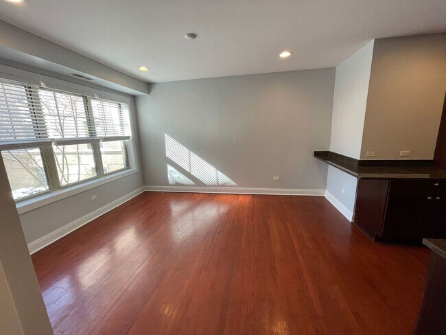 Building Photo - 1448 W Thorndale Ave