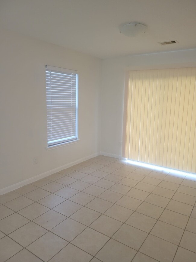 Building Photo - 607 Salma Ct