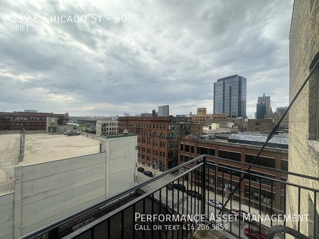Building Photo - 239 E Chicago St