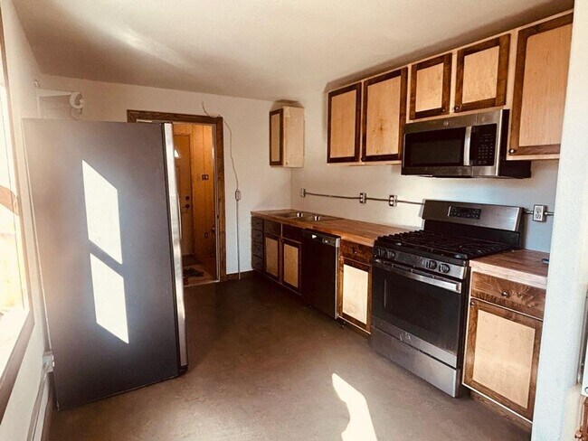 Building Photo - 507 6th Ave