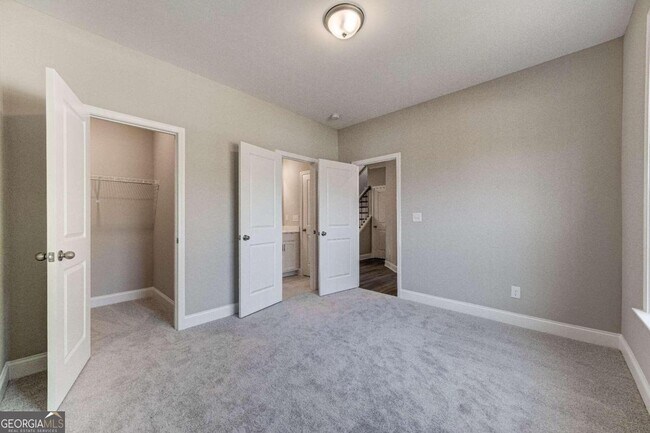 Building Photo - 1060 River Park Dr