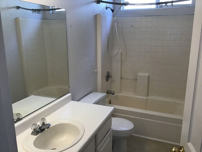 Building Photo - 4055 Laurel Park Way